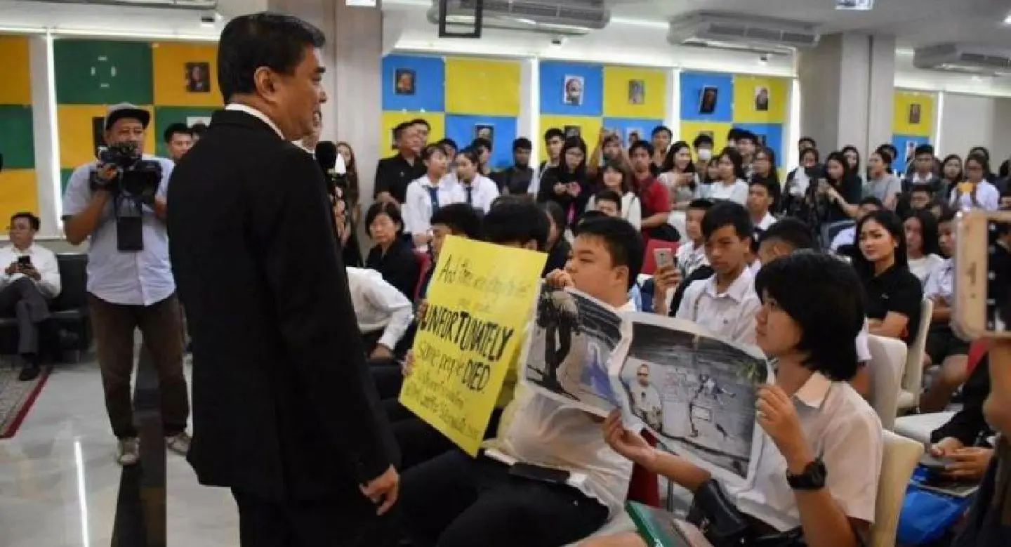 Student activists put Abhisit on the spot over 2010 crackdown Student activists put Abhisit on the spot over 2010 crackdown