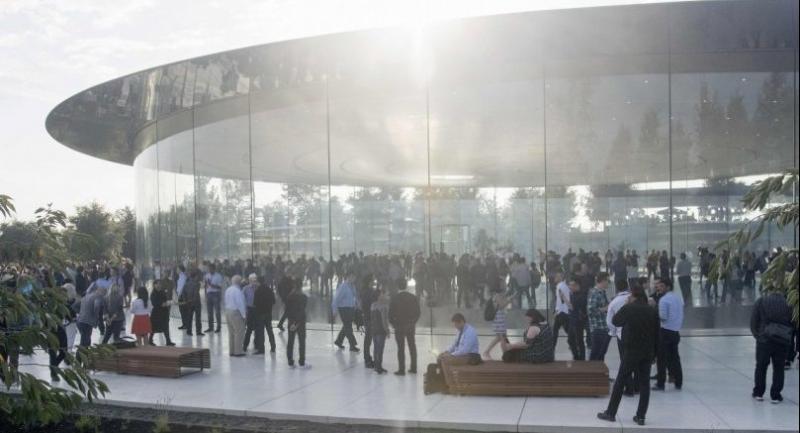 Apple 'spaceship' nestled in Earthly oasis