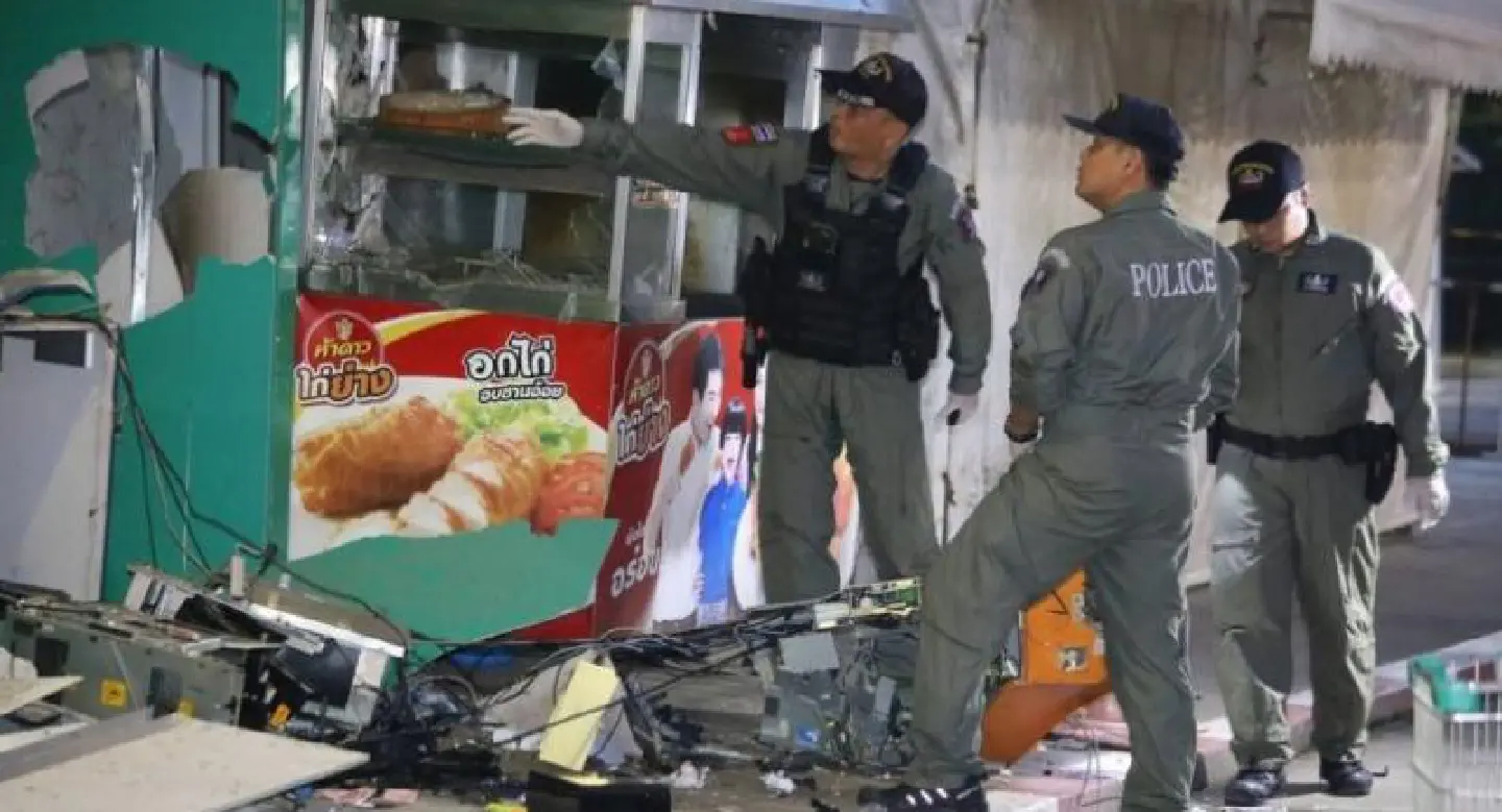 Thief blasts open ATM machine to rob cash Thief blasts open ATM machine to rob cash