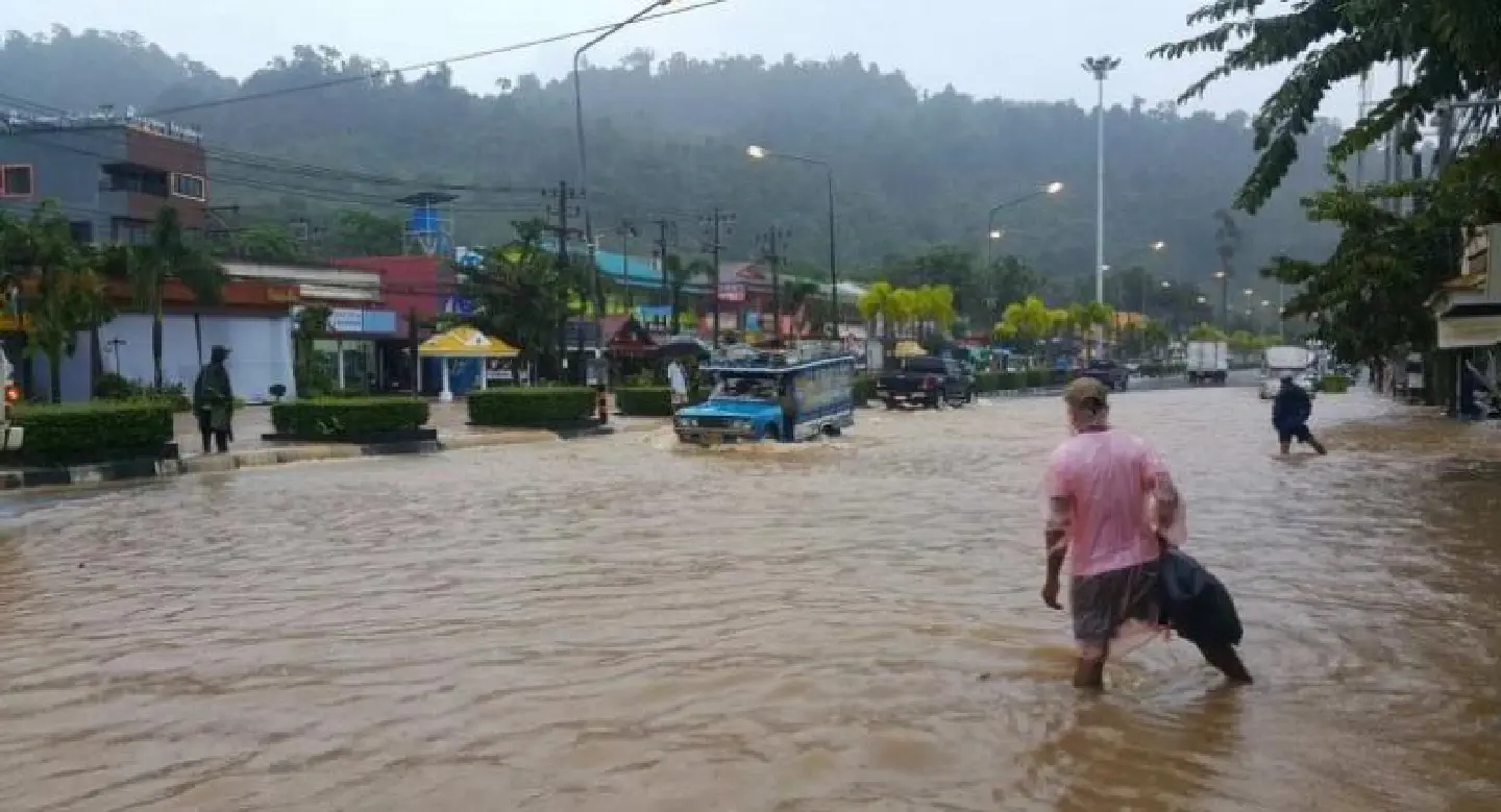 Heavy rain delays, detours 9 landings at Phuket airport Heavy rain delays, detours 9 landings at Phuket airport