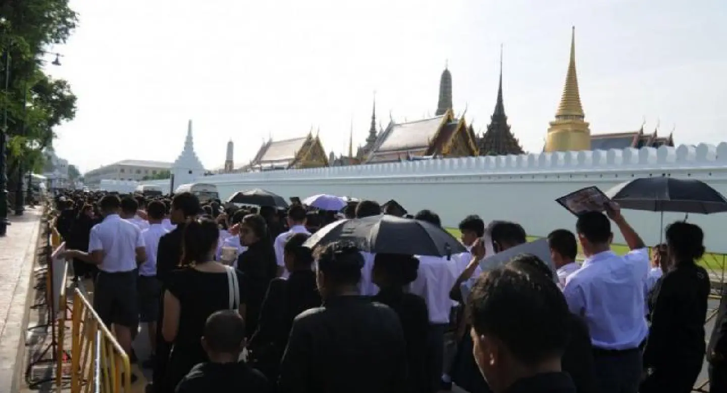 Cyclists head to Sanam Luang to pay respects to late King Cyclists head to Sanam Luang to pay respects to late King