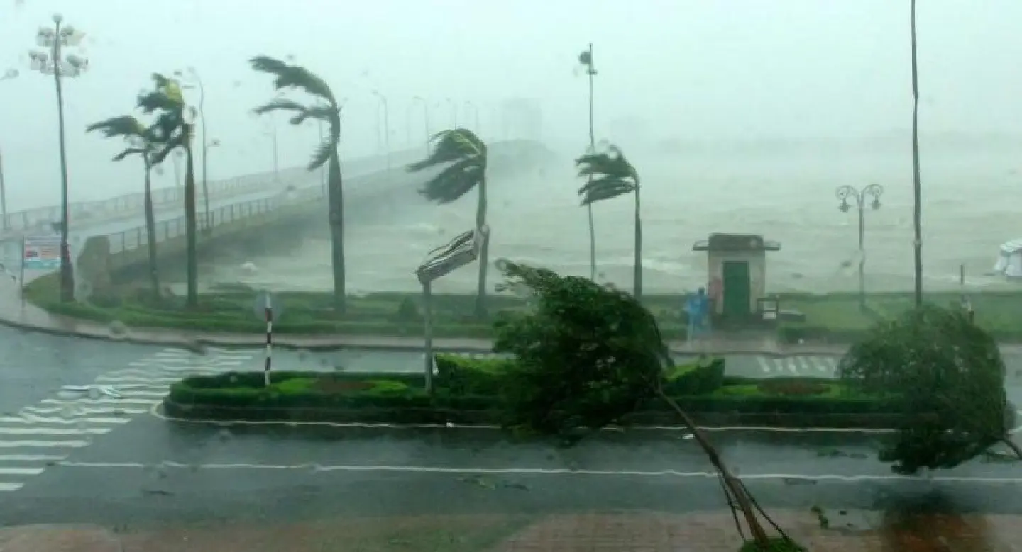 'Severe' Typhoon Doksuri pounds central Vietnam 'Severe' Typhoon Doksuri pounds central Vietnam