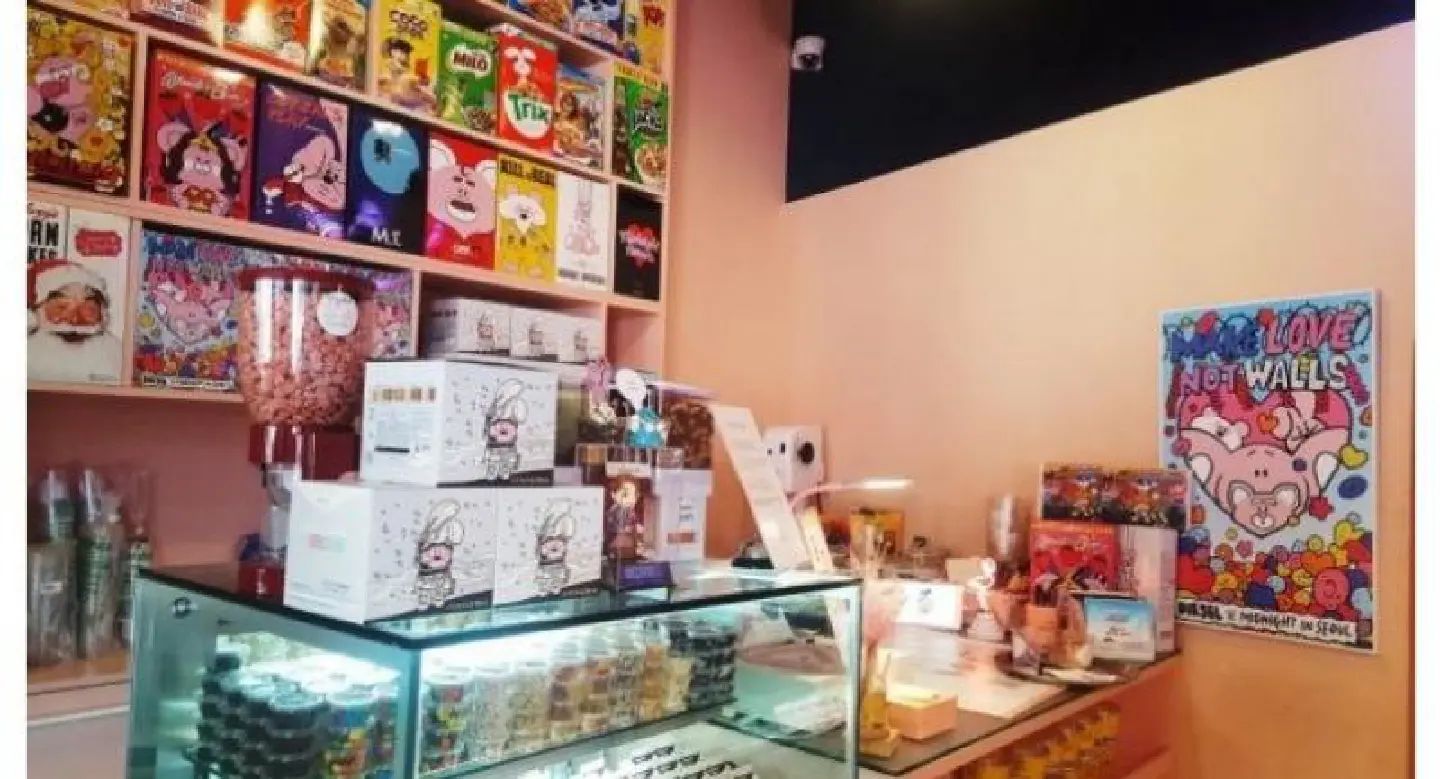 Celebs build safety net in cafe, restaurant business