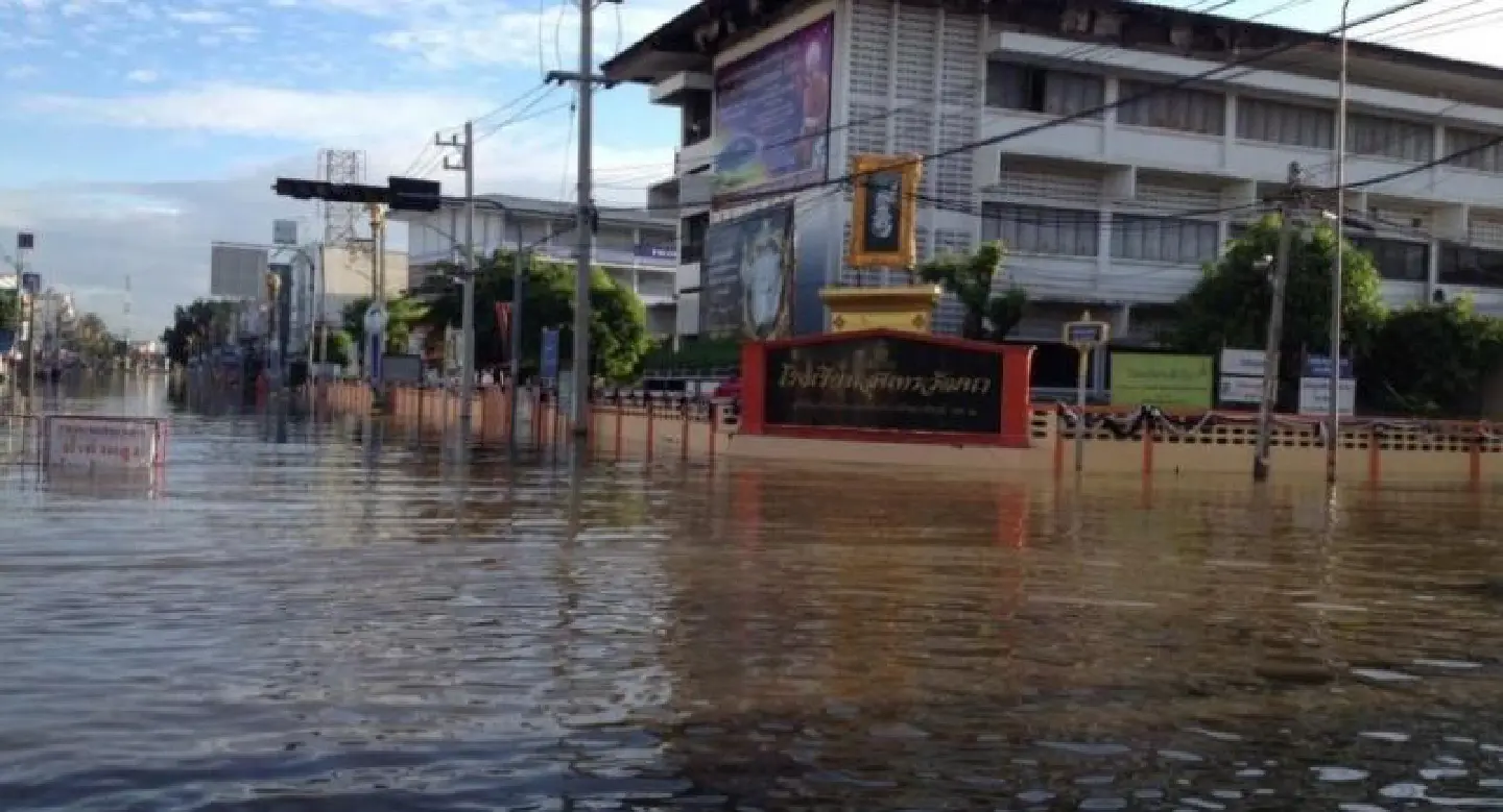 Downtown Chaiyaphum flooded, six schools closed Downtown Chaiyaphum flooded, six schools closed
