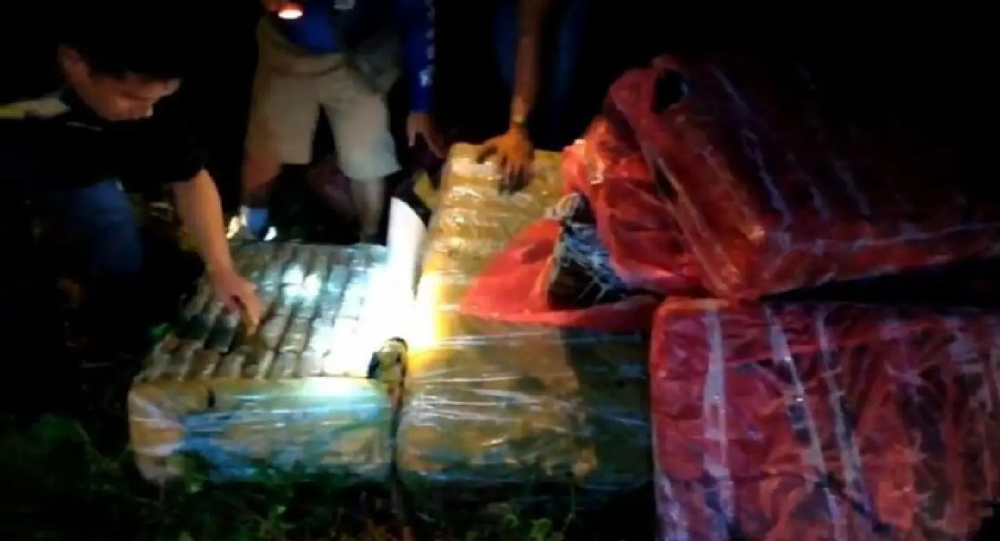 Smugglers escape, but 400kg of marijuana dumped Smugglers escape, but 400kg of marijuana dumped