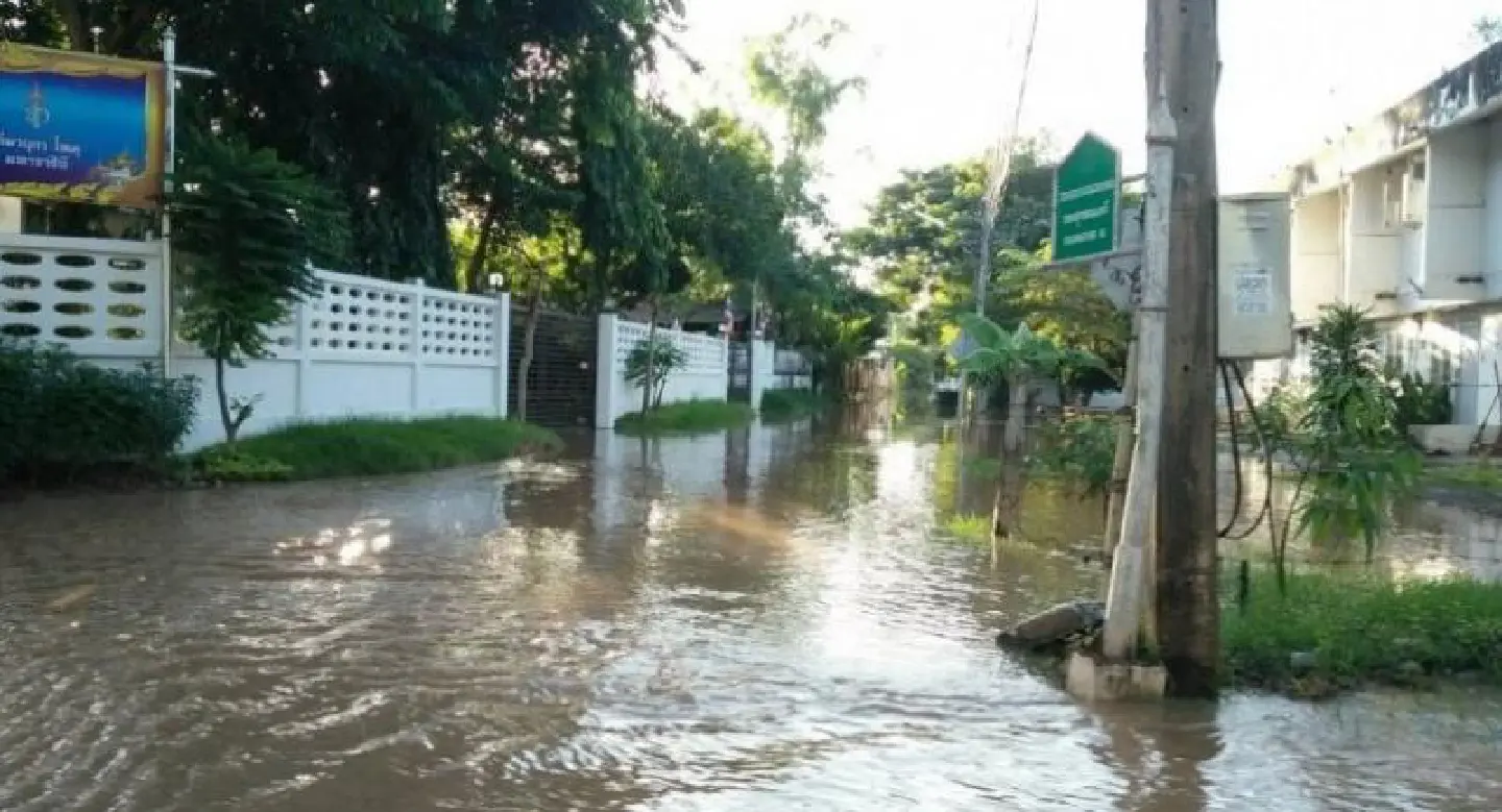 Yom River floods downtown Sukhothai
