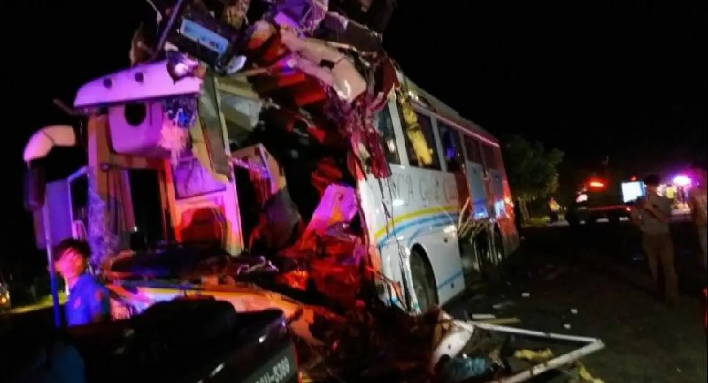 17 injured in bus crash in Mahasarakham 17 injured in bus crash in Mahasarakham