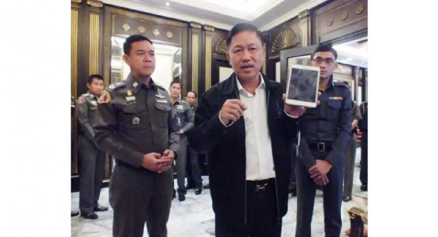 Thailand 4.0? Police armed with ID card readers Thailand 4.0? Police armed with ID card readers