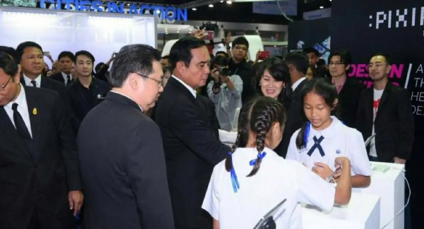 PM drops into digital exhibition PM drops into digital exhibition