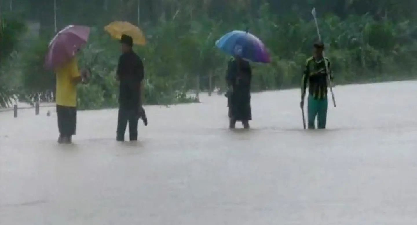 Trang deluged in rain-whipped perfect storm Trang deluged in rain-whipped perfect storm
