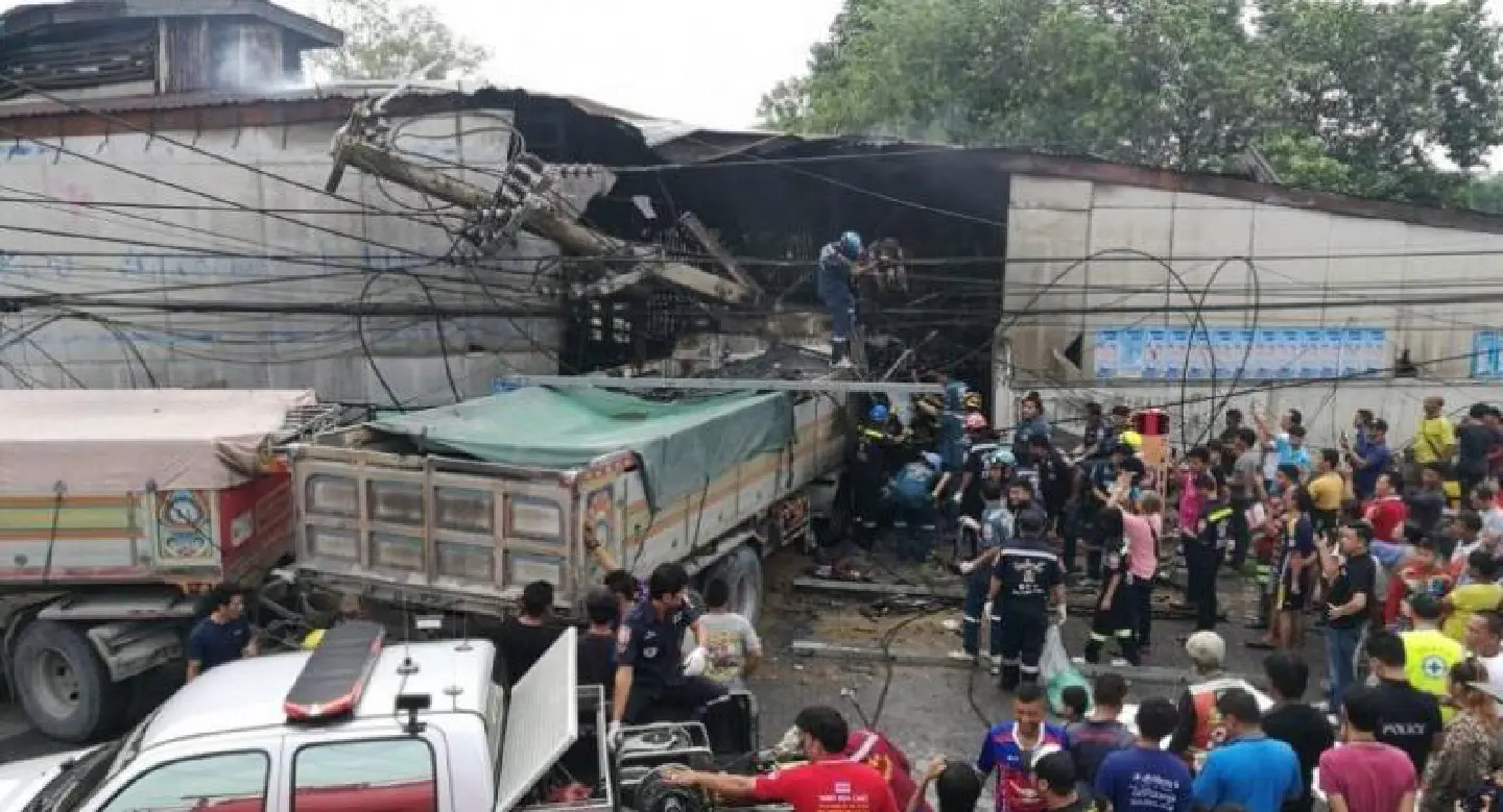 Five die as truck crashes into electricity workers Five die as truck crashes into electricity workers