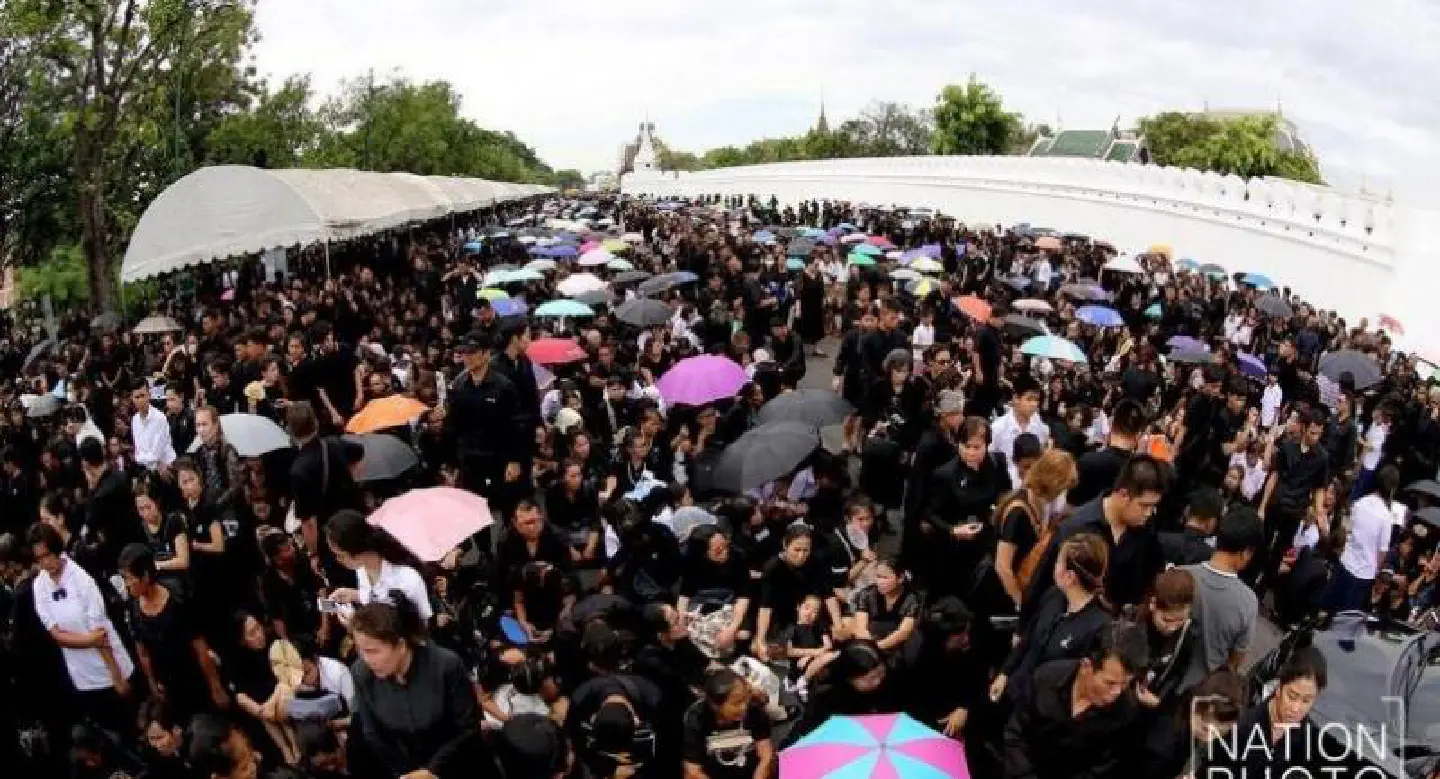 Long lines at Grand Palace to pay tribute to late King Long lines at Grand Palace to pay tribute to late King