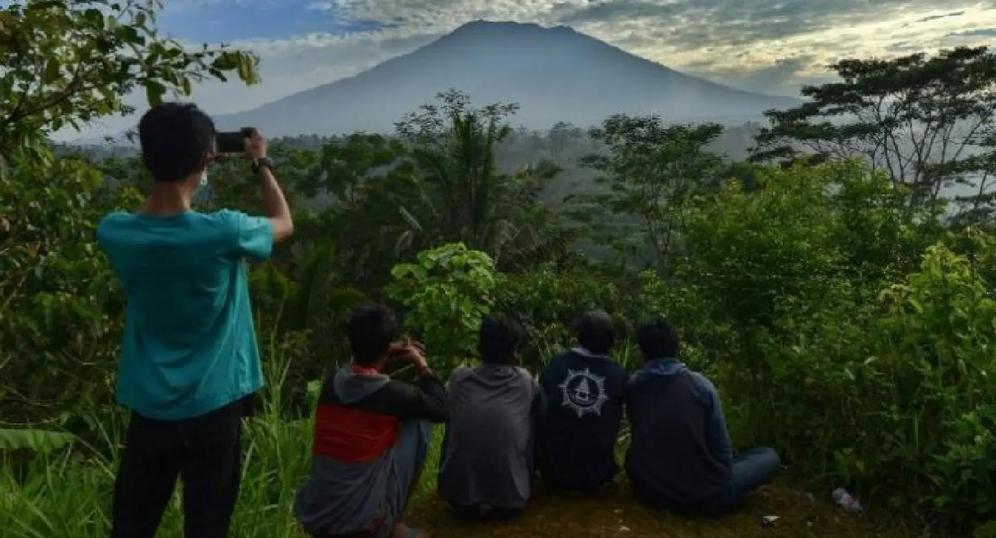 Tens of thousands flee rumbling Bali volcano