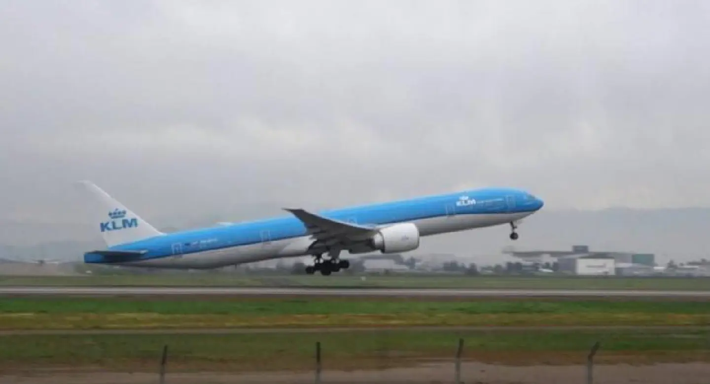 Panel falls from aircraft, smashes into car in Japan Panel falls from aircraft, smashes into car in Japan