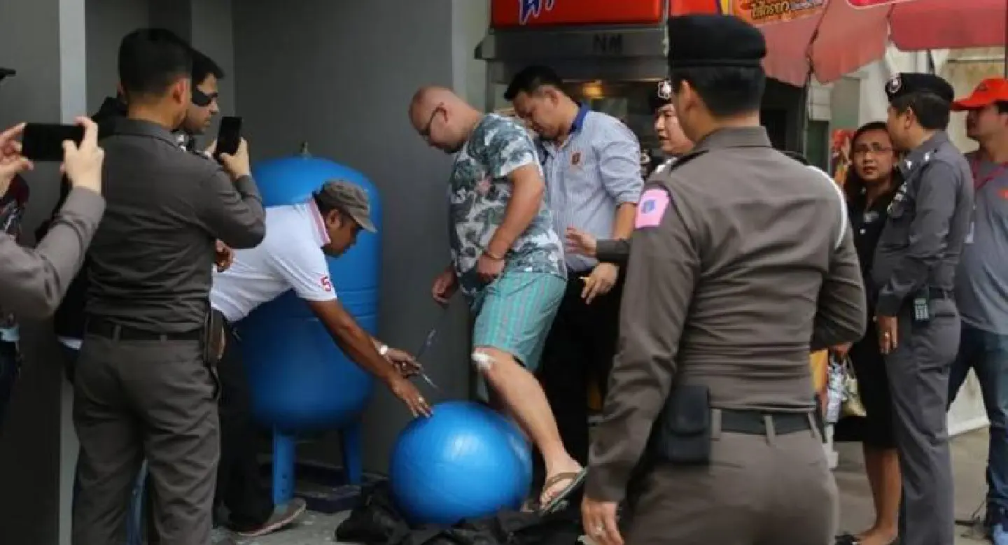 Polish suspect re-enacts blowing open ATM Polish suspect re-enacts blowing open ATM
