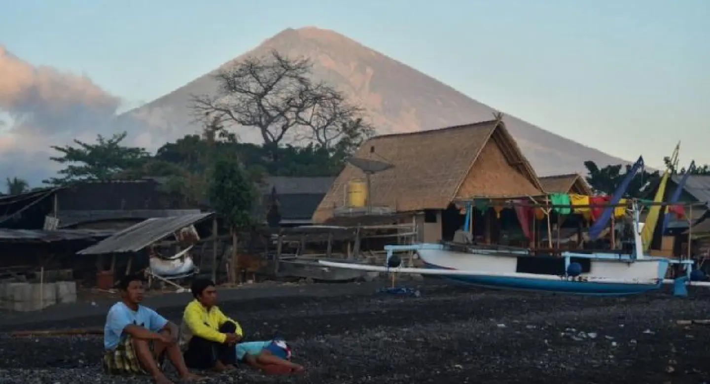 More than 120,000 flee rumbling Bali volcano More than 120,000 flee rumbling Bali volcano