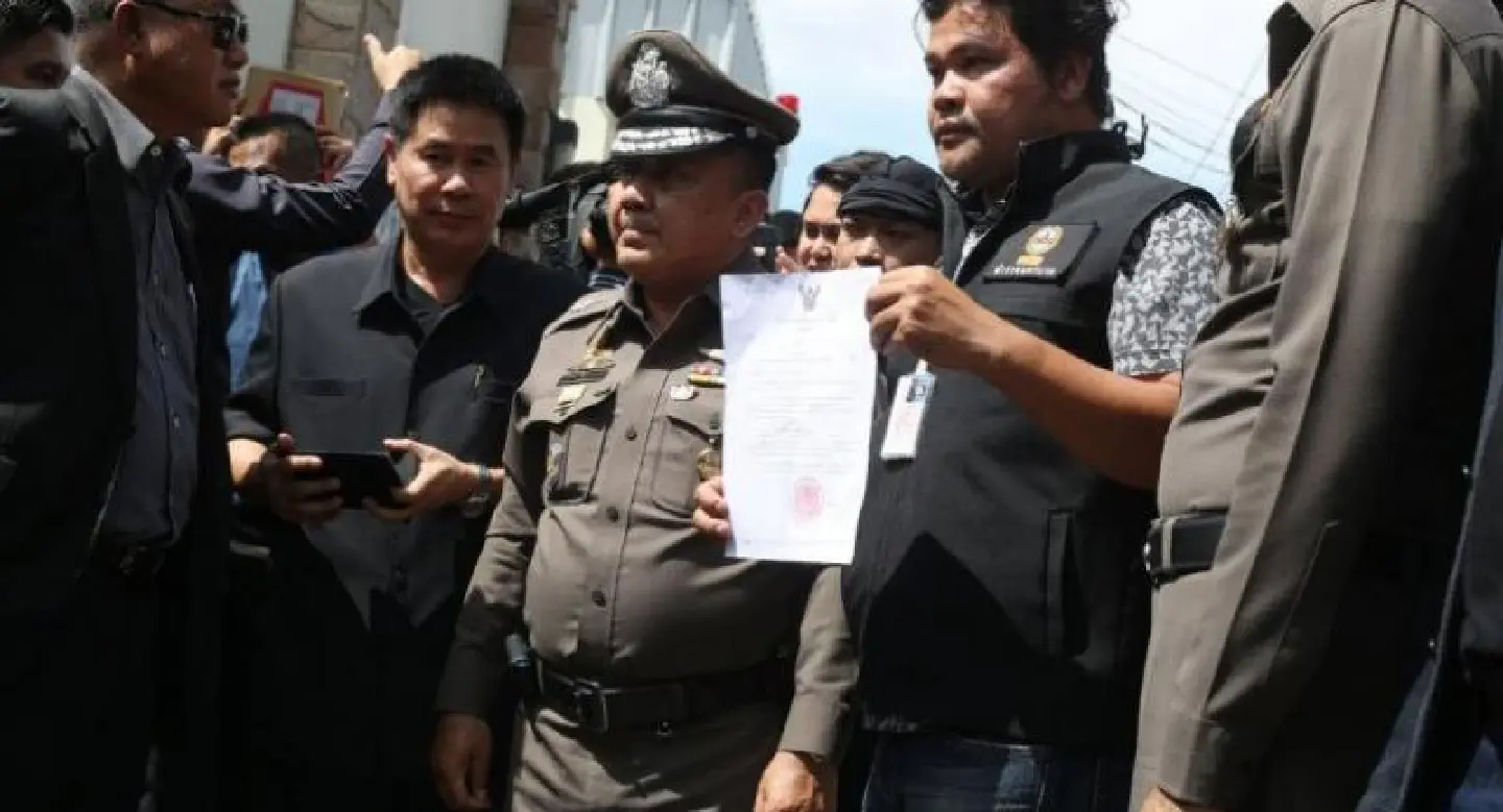 Police search Yingluck’s house, seize belongings Police search Yingluck’s house, seize belongings