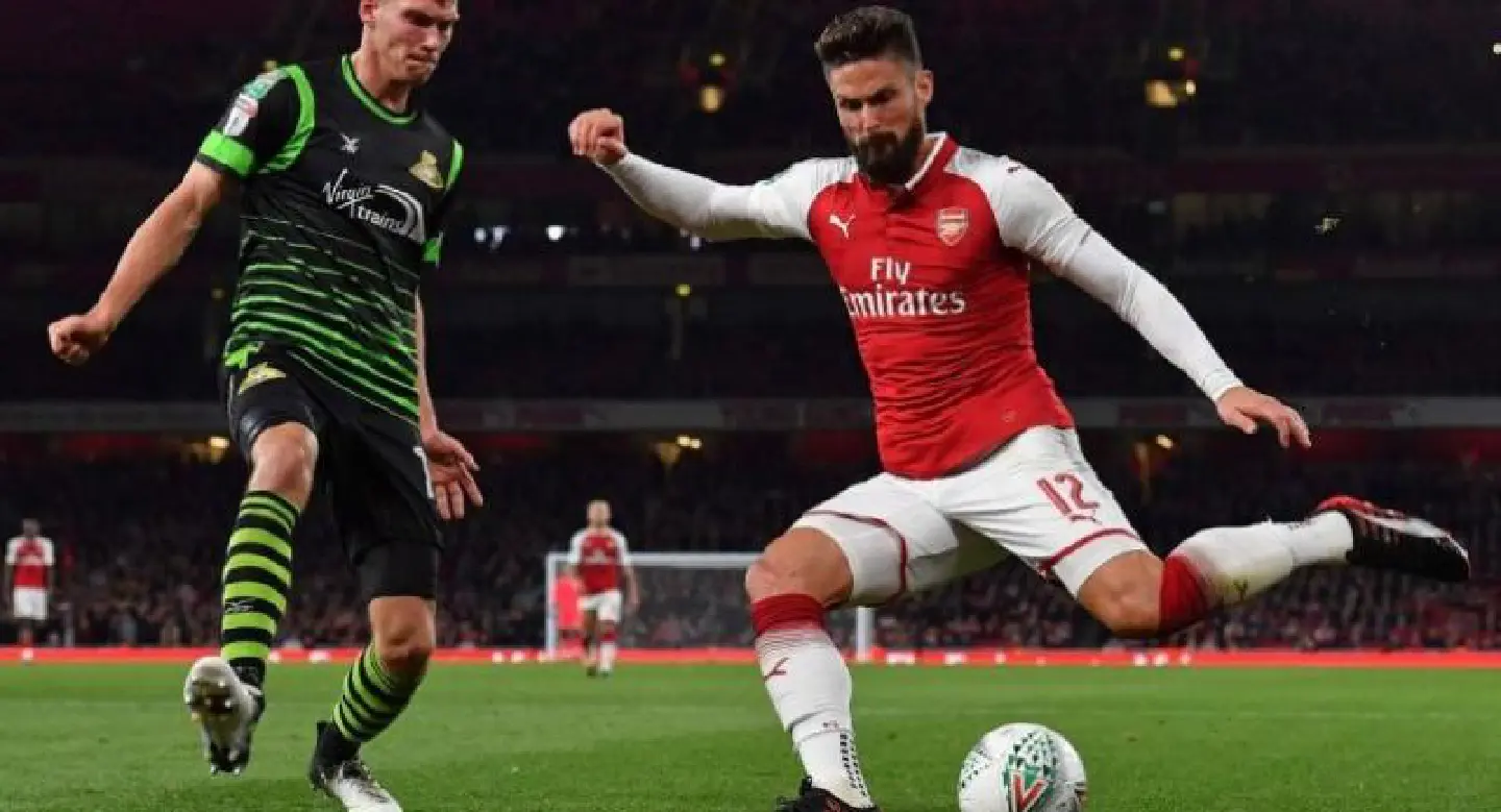 Giroud reaches century, Everton held at home