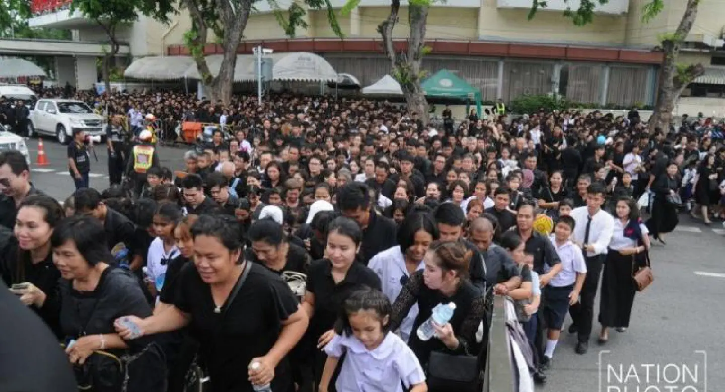 Crowds continue to pay tribute to King Rama IX Crowds continue to pay tribute to King Rama IX