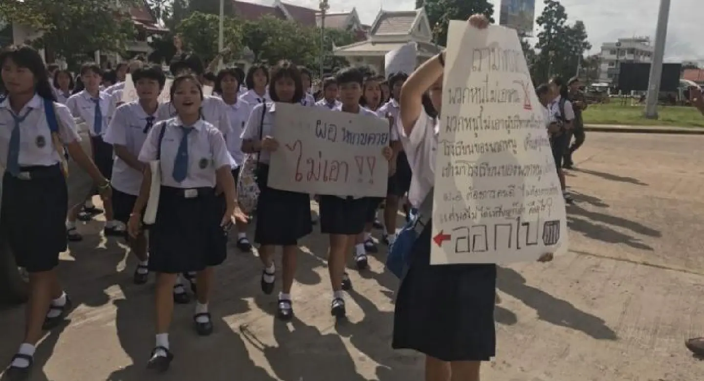 Sisaket students in City Hall uproar over school director Sisaket students in City Hall uproar over school director