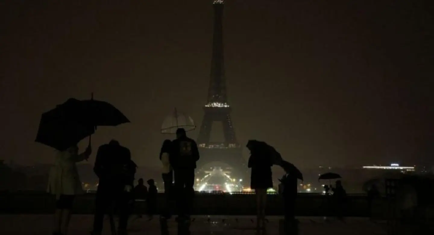 Eiffel Tower goes dark for Las Vegas victims Eiffel Tower goes dark for Las Vegas victims