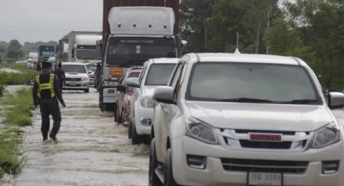 Floods hit key business area in Sa Kaew Floods hit key business area in Sa Kaew