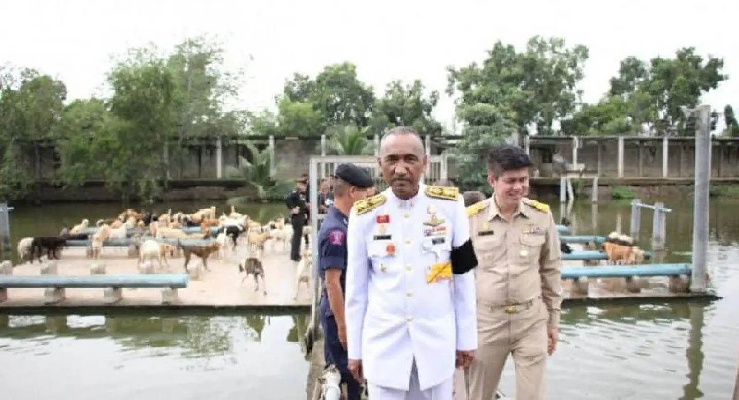 His Majesty donates supply of dog food to Pathum Thani shelter His Majesty donates supply of dog food to Pathum Thani shelter