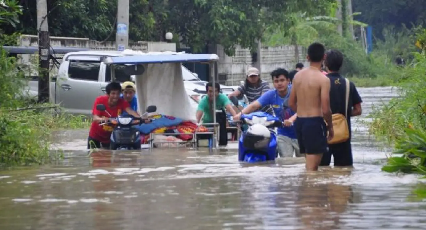 Korat villages hit by fast-moving floodwaters Korat villages hit by fast-moving floodwaters