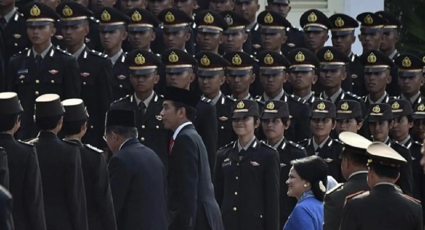 Walk this way: Indonesia traffic jam forces president out of car Walk this way: Indonesia traffic jam forces president out of car