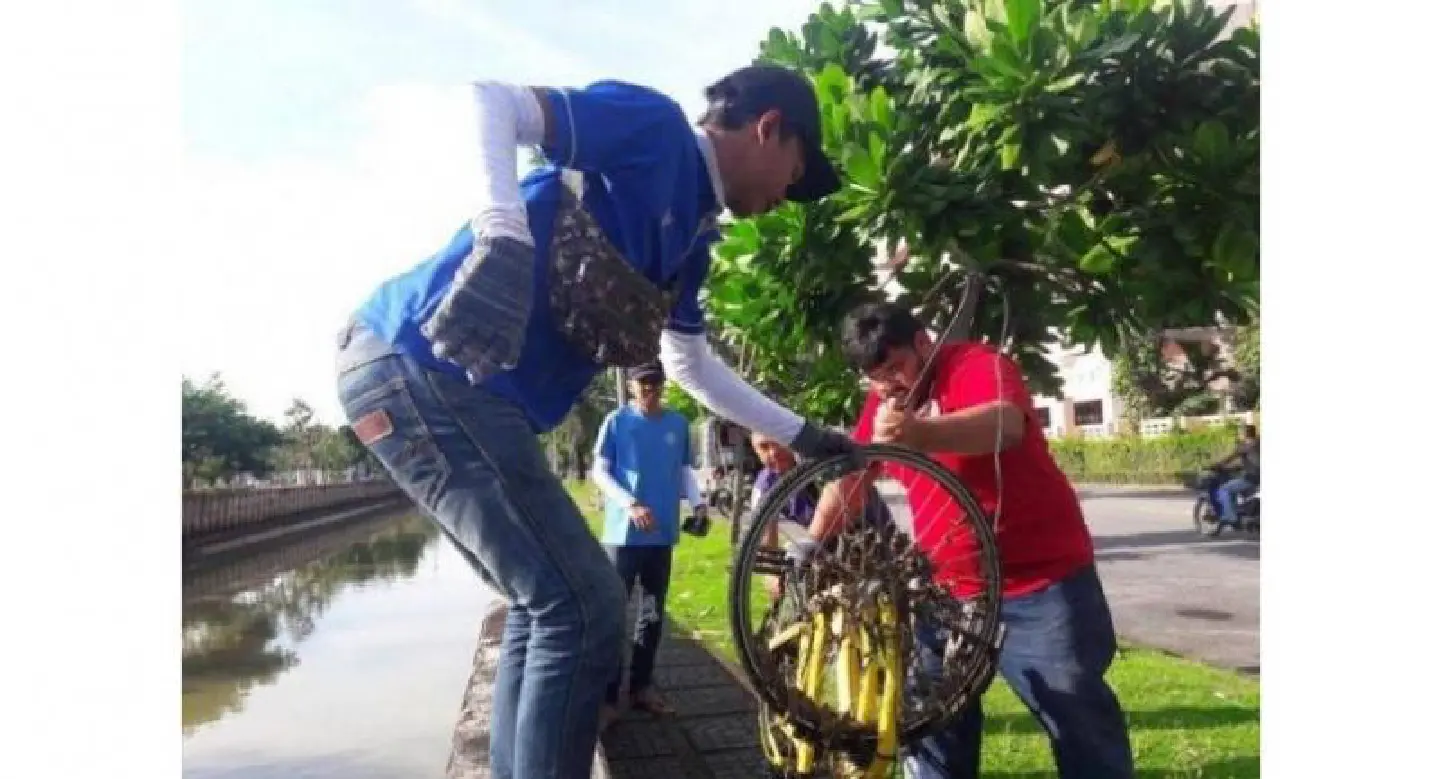 Six share-bikes found dumped in Bangyai canal Six share-bikes found dumped in Bangyai canal