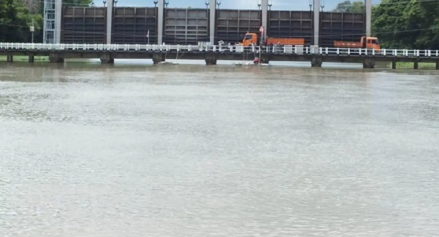 Residents prepare for floods as Phimai Dam releases overflow Residents prepare for floods as Phimai Dam releases overflow