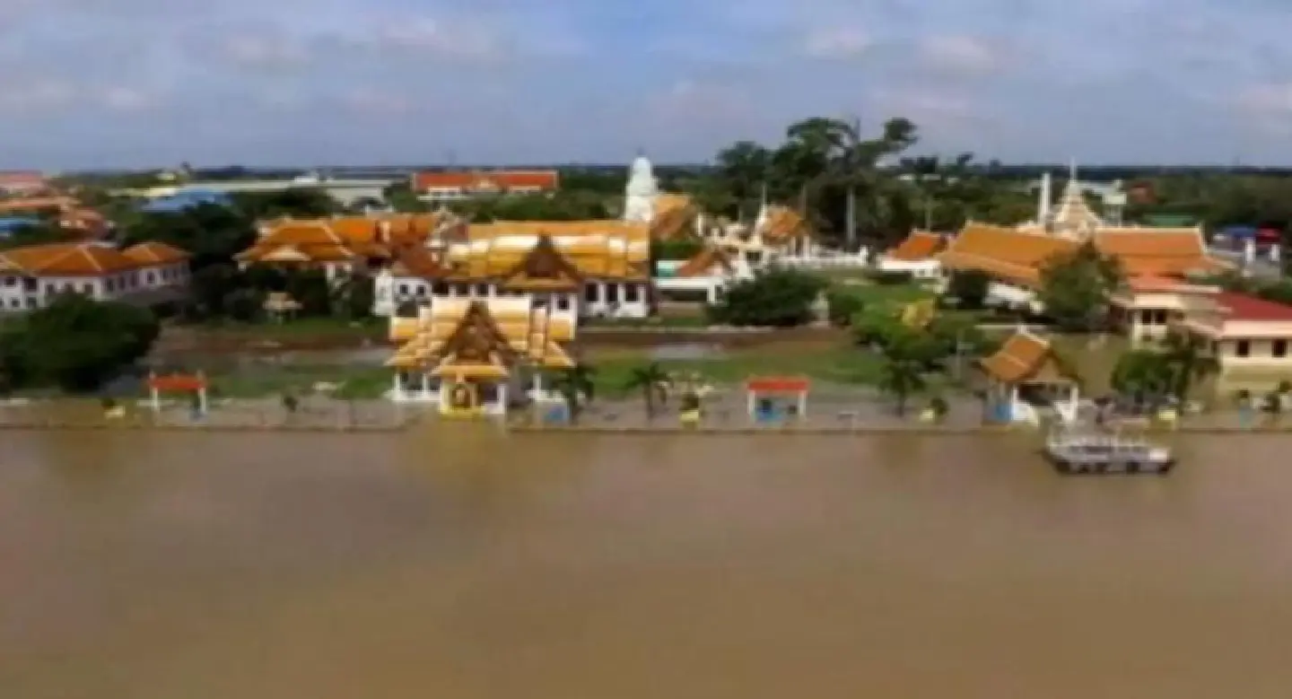 Wall built to protect Ayutthaya historical sites from flooding