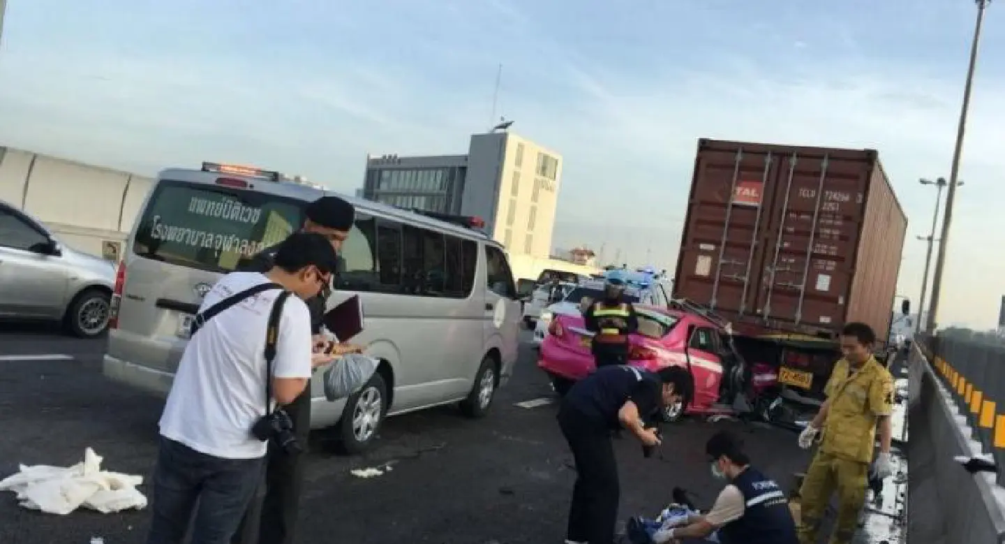 Taxi driver killed, passenger injured in crash on Bangkok bridge Taxi driver killed, passenger injured in crash on Bangkok bridge