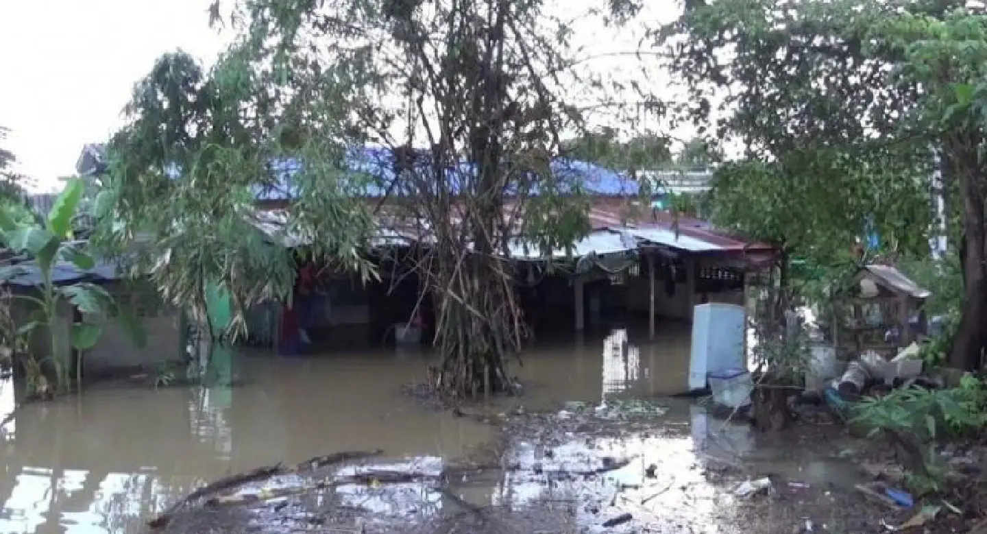 Rising river level threatens Angthong business area