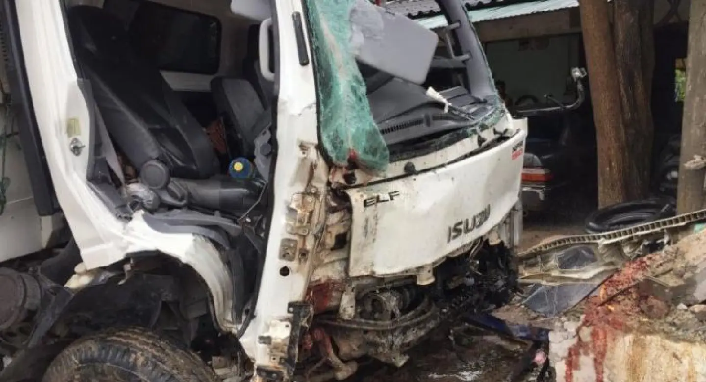 Two killed, one injured as truck crashes into house’s fence in Chiang Mai Two killed, one injured as truck crashes into house’s fence in Chiang Mai