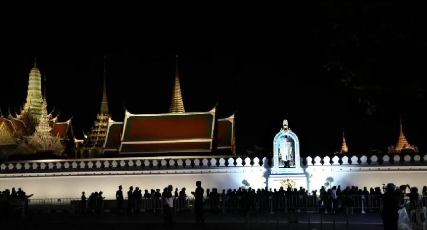 King thanks mourners for paying respects King thanks mourners for paying respects