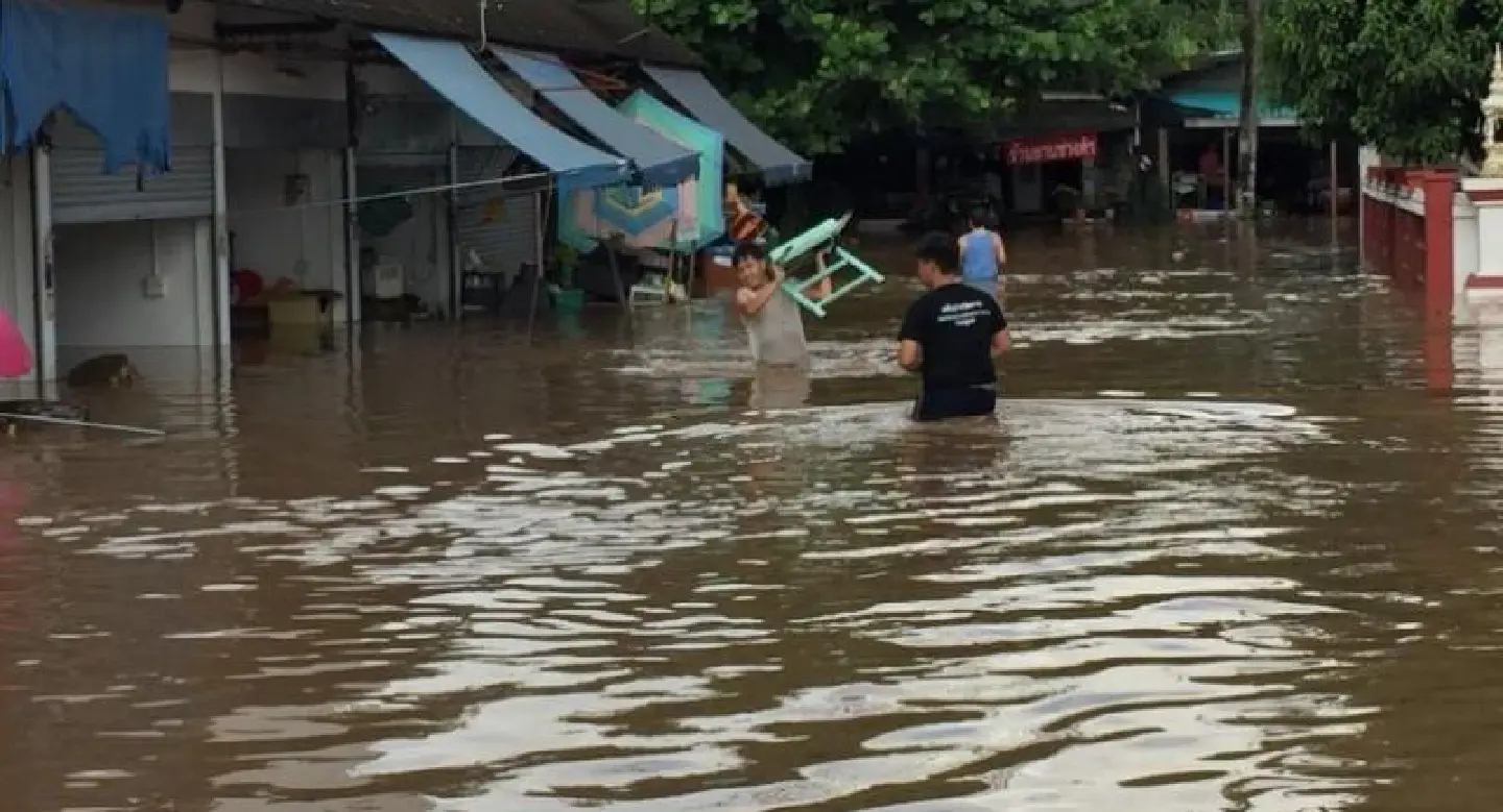 Flash floods send Chiang Mai tourists and residents running Flash floods send Chiang Mai tourists and residents running