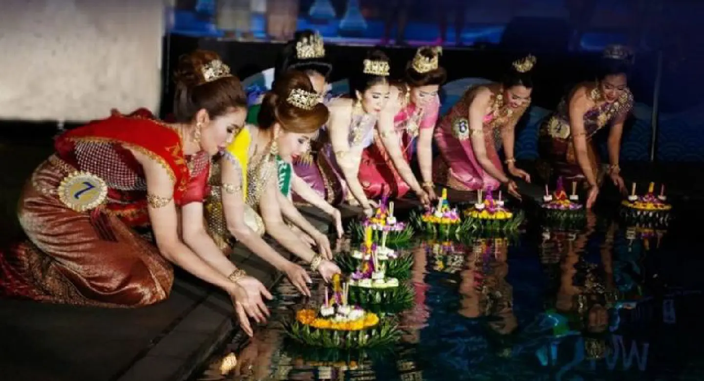 Loy Krathong on the river Loy Krathong on the river