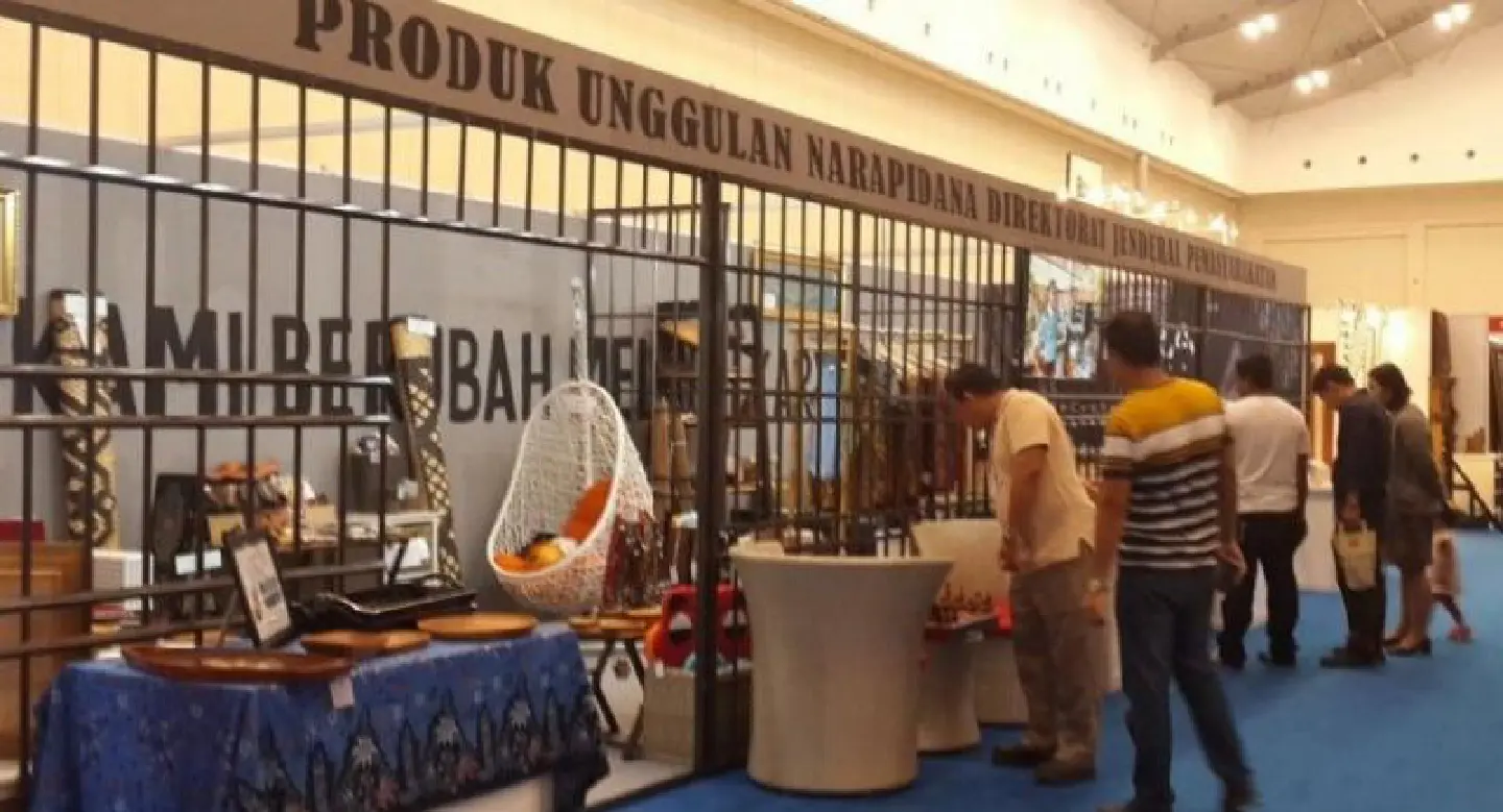 Inmates’ products displayed at TEI’s prison-like booth Inmates’ products displayed at TEI’s prison-like booth