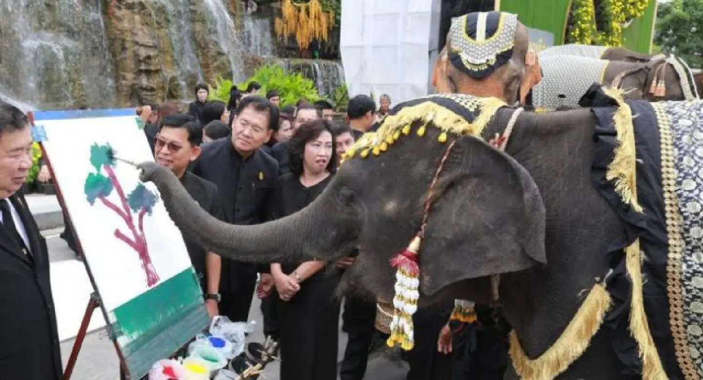Elephant artists, and mobile blood donation honour late king Elephant artists, and mobile blood donation honour late king