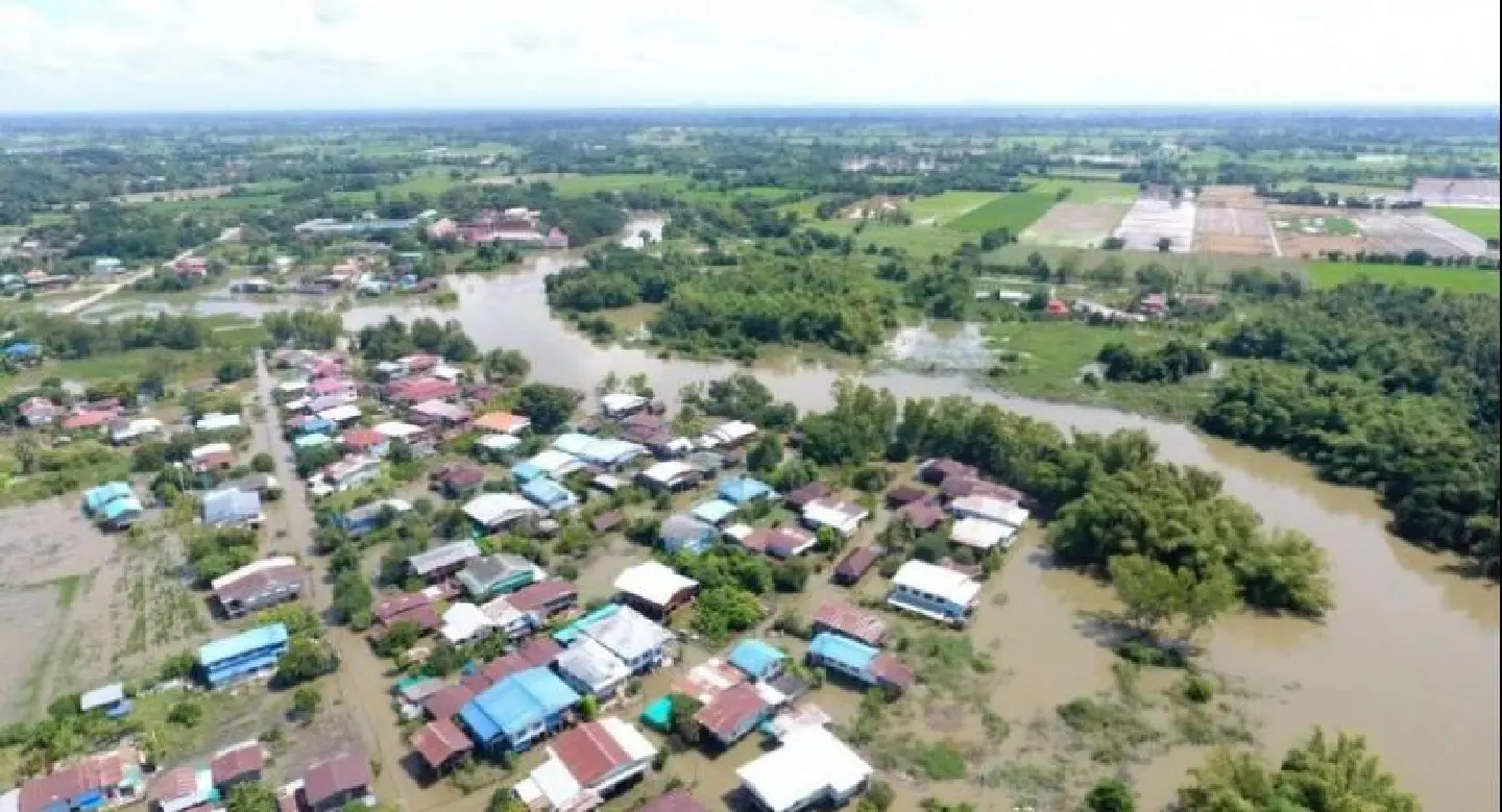 King offers relief to flood-hit Phichit residents