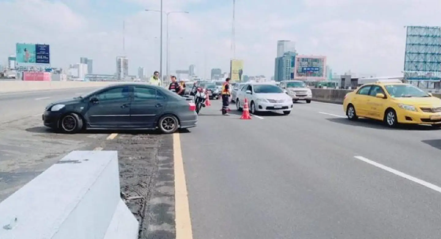 Flooded road causes traffic gridlock on Don Muang Tollway Flooded road causes traffic gridlock on Don Muang Tollway