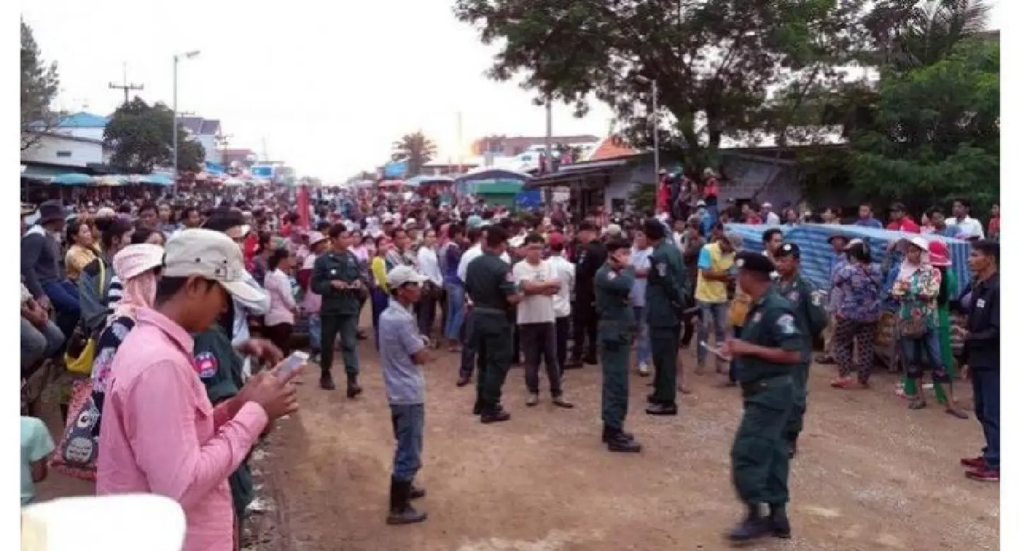 Cambodian produce vendors block Sa Kaew crossing Cambodian produce vendors block Sa Kaew crossing