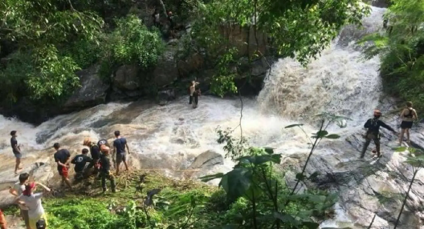 Body of man found below Chiang Mai waterfall Body of man found below Chiang Mai waterfall