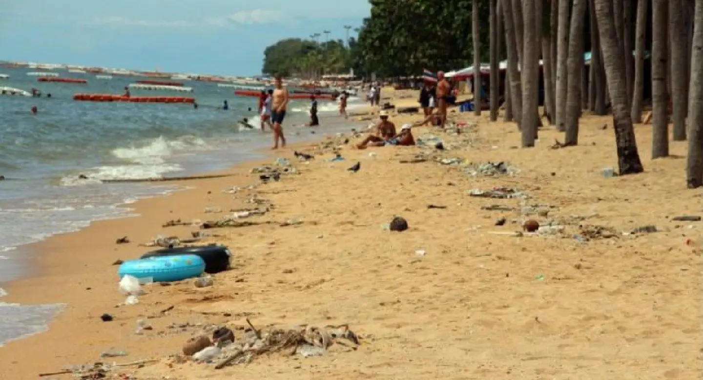 Garbage-strewn scene at Jomtien Beach after floodwater drains out to sea Garbage-strewn scene at Jomtien Beach after floodwater drains out to sea