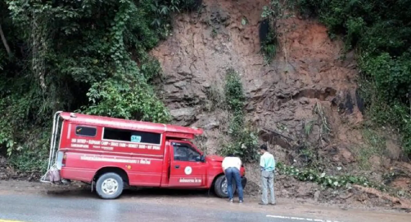 Drama as tourist vehicle’s brakes fail on Doi Suthep Drama as tourist vehicle’s brakes fail on Doi Suthep