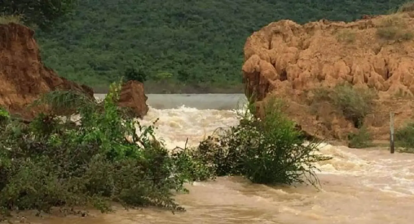 Earth dam in Lop Buri collapses Earth dam in Lop Buri collapses