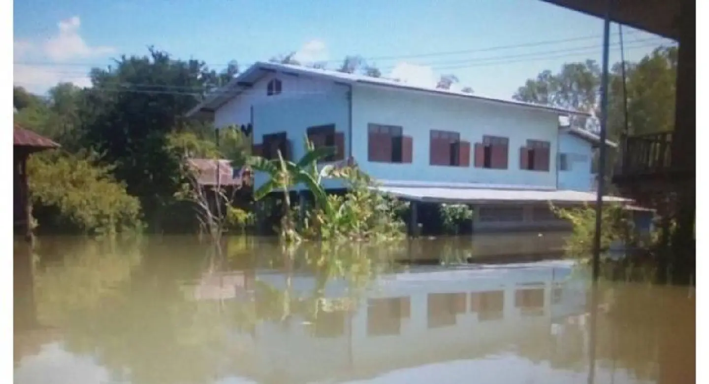 Crisis conditions as families marooned by floodwaters Crisis conditions as families marooned by floodwaters