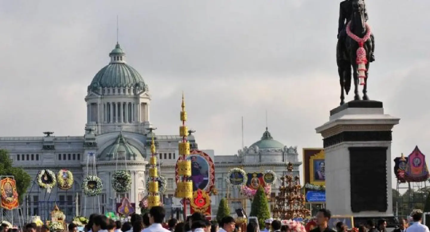 PM, Cabinet, military chiefs, agencies and institutions pay respects to King Rama V PM, Cabinet, military chiefs, agencies and institutions pay respects to King Rama V