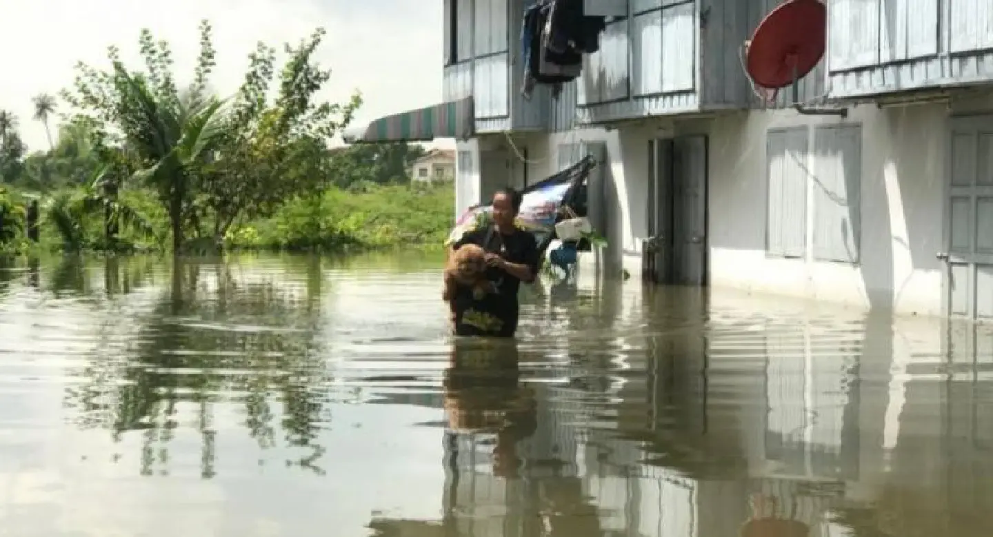 Prayut warns some areas must be sacrificed to floods Prayut warns some areas must be sacrificed to floods